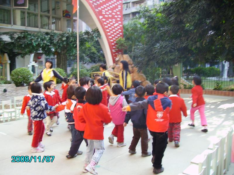 <em>破产姐妹英语</em>ppt下载 破产姐妹苏菲剧照 <em>破产姐妹英语简介</em>