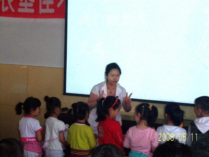 先上传图片,然后单击图片进行插入图片