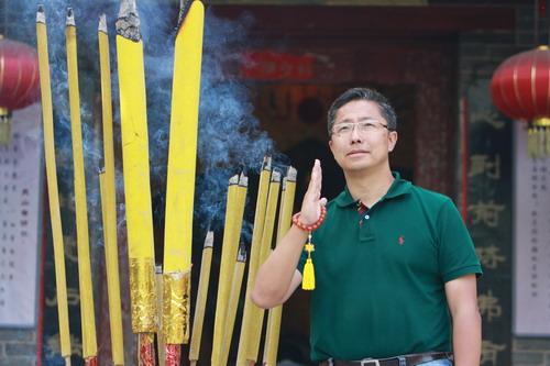 在一片松林中,隐隐约约看到一群群穿红色运动服的少年和尚在